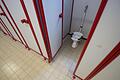 Schultoiletten, die in die Jahre gekommen sind, wie auf diesem Symbolbild, gibt es auch in Schweinfurt. Die Sanierung zieht sich hin.