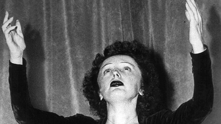 'Non, je ne regrette rien!' Edith Piaf bei einem Auftritt 1949. 'Non, je ne regrette rien!' Edith Piaf bei einem Auftritt 1949. 