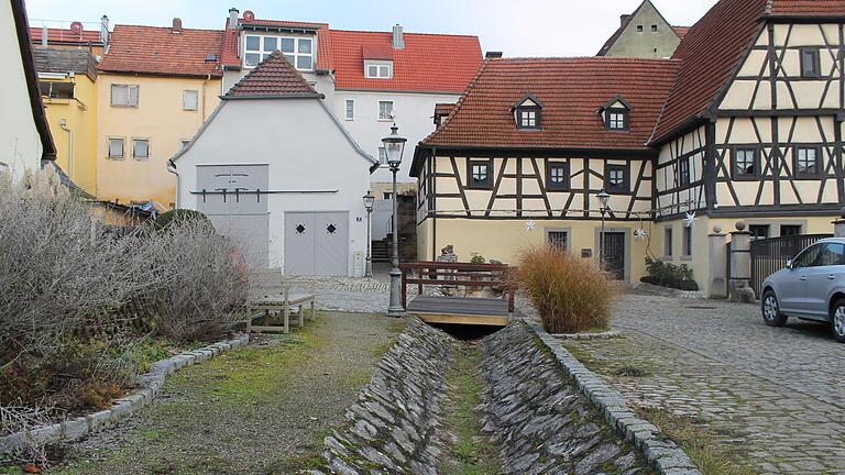 Was geschieht mit der unansehnlich gewordenen Rinne in der Gerolzhöfer Bleichstraße? Dem Stadtrat liegen nun erste Gestaltungsideen vor. Was geschieht mit der unansehnlich gewordenen Rinne in der Gerolzhöfer Bleichstraße? Dem Stadtrat liegen nun erste Gestaltungsideen vor.