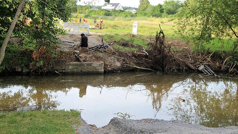 Die „Schwarze Brücke“ an der Mündung der Schwarzach in den Main ist verschwunden. Das Hochwasser vom 9. Juli hat die Überquerung des Bachs im Zuge des Maintalradwegs aus ihrer Verankerung gerissen.