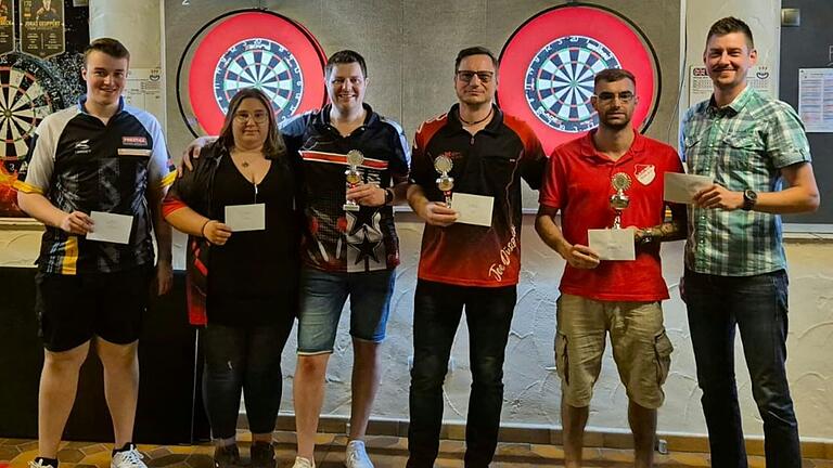 Sieger des Gesamt-Rankings von links: Niklas Ebner (6. Platz), Sabrina Elbert (4. Platz), John Robert Eberlein (2. Platz), Joe Dürbeck (1. Platz), Alex Hager (3. Platz) und Alex Paschold (5. Platz).