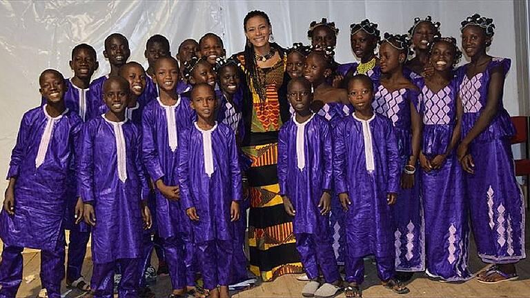 Sona Jobarteh gründete auch 2014 die „Amadu Bansang Jobarteh School of Music“. Dies ist die erste Schule Gambias, die sich auf die traditionelle Manding-Musik, eine von West Afrikas ältesten Musiktraditionen, spezialisiert hat. Die Schule ist einzigartig, da sie junge Gambier ermutigt ihre eigenen musikalischen Traditionen zu studieren. Sona Jobarteh gründete auch 2014 die „Amadu Bansang Jobarteh School of Music“. Dies ist die erste Schule Gambias, die sich auf die traditionelle Manding-Musik, eine von West Afrikas ältesten Musiktraditionen, spezialisiert hat. Die Schule ist einzigartig, da sie junge Gambier ermutigt ihre eigenen musikalischen Traditionen zu studieren.