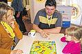 Den Maulwurf kennt Frieda aus der &bdquo;Sendung mit der Maus&ldquo;. Hilft ihr der Informationsvorsprung beim Brettspiel mit Mama und Patenonkel? Sie scheint zuversichtlich.