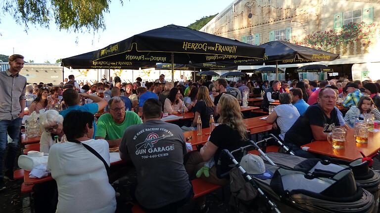 Als kleiner Heimatfest-Ersatz kommt Festwirt Franz Widmann mit einem Biergarten mit immerhin 400 Plätzen nach Gemünden – unser Archivbild zeigt das Heimatfest-Original mit 600 Plätzen. Für Lohr verzichtet Widmann auf das zunächst als Festwochenersatz geplante Drive-in-Festzelt. Als kleiner Heimatfest-Ersatz kommt Festwirt Franz Widmann mit einem Biergarten mit immerhin 400 Plätzen nach Gemünden – unser Archivbild zeigt das Heimatfest-Original mit 600 Plätzen. Für Lohr verzichtet Widmann auf das zunächst als Festwochenersatz geplante Drive-in-Festzelt.