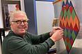 Holzingenieur Peter Hufer hat das Spiel LegeArt erfunden. Im Bild legt er damit ein rautenförmiges Muster. Foto: Peter Hufer/rund:Stil       -  Holzingenieur Peter Hufer hat das Spiel LegeArt erfunden. Im Bild legt er damit ein rautenförmiges Muster. Foto: Peter Hufer/rund:Stil