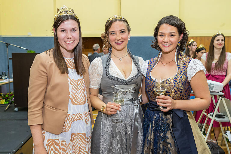 Die Weinkönigin Carolin Meyer, Francesca Weiß und Anni Dietz (von links) stoßen nach der offiziellen Krönung an. Die Weinkönigin Carolin Meyer, Francesca Weiß und Anni Dietz (von links) stoßen nach der offiziellen Krönung an.