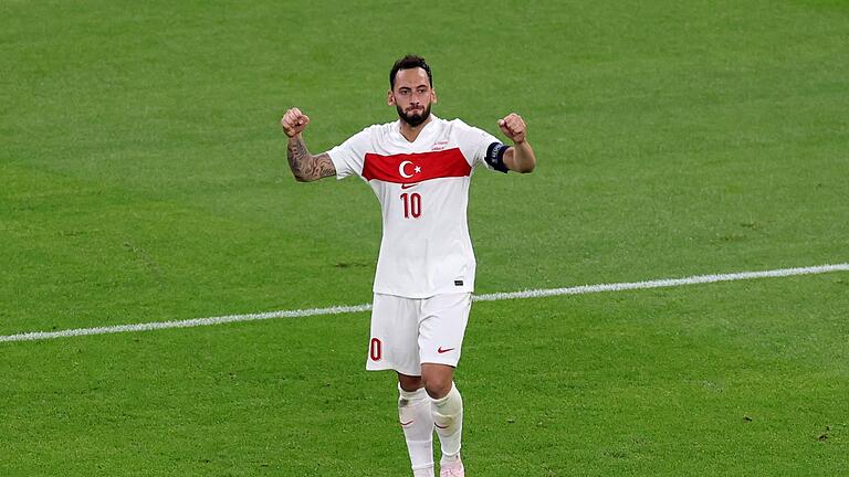 Hakan Calhanoglu - Hakan Calhanoglu sah seine zweite Gelbe Karte im Turnier. Hakan Calhanoglu - Hakan Calhanoglu sah seine zweite Gelbe Karte im Turnier.