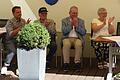 Wolfgang Schmitt (Zweiter von links) hob im Beisein von Pfarrer a.D. Thomas Klemm (Zweiter von rechts) und seiner Kinder Barbara und Klaus die Bedeutung seiner Familie und Freunde hervor, die ihm immer zur Seite stehen und fand freundliche Worte für die musikalischen Besuchergruppen.