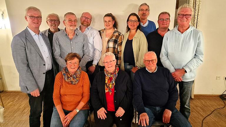 Für die nächsten drei Jahre wurde die bisherige Vorstandschaft der Eigenheimer weitgehend wiedergewählt (von links): hinten Elmar Knorz, Rainer Kinzkofer, Eberhard Riermaier, Steffen Lutz, Johanna Brischwein, Anja Lampatzer, die Beiräte Bernd Keller, Martin Klug und Wolfgang Radünz, vorne Waltraud Apelt-Iversen, Hedi Riermaier und Herbert Götz . Für die nächsten drei Jahre wurde die bisherige Vorstandschaft der Eigenheimer weitgehend wiedergewählt (von links): hinten Elmar Knorz, Rainer Kinzkofer, Eberhard Riermaier, Steffen Lutz, Johanna Brischwein, Anja Lampatzer, die Beiräte Bernd Keller, Martin Klug und Wolfgang Radünz, vorne Waltraud Apelt-Iversen, Hedi Riermaier und Herbert Götz .