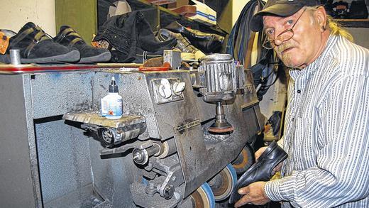 Hardo Super Mini: Ohne die Maschine läuft in der Werkstatt von Rudi Horn wenig. Sie kann alles, schleifen, polieren und bimsen. Hardo Super Mini: Ohne die Maschine läuft in der Werkstatt von Rudi Horn wenig. Sie kann alles, schleifen, polieren und bimsen.