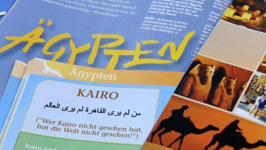 Reiseprospekt       -  Verschärfter Reisehinweis für Ägypten: Viele deutsche Veranstalter reagieren und sagen alle Reisen bis Mitte September ab. Wer vor Ort ist, kann aber weiter Urlaub machen. Foto: Tobias Hase