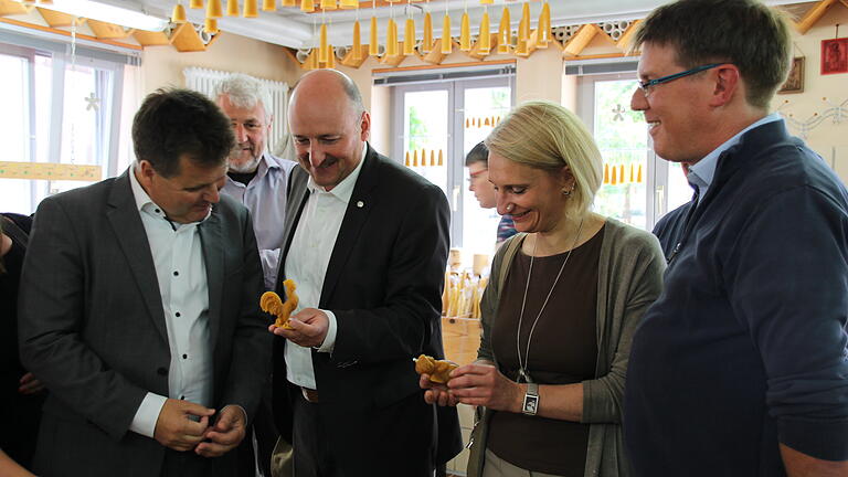 Der Abgeordnete Bernd Rützel erklärt Jürgen Dusel, Behindertenbeauftragter der Bundesregierung (links), in der Kerzenwerkstatt in Hohenroth, was ein Rienecker Göikel ist. Mit dabei SOS-Dorf-Bereichsleiter Marcus Lux (rechts) und die stellvertretende SPD-Kreisvorsitzende Pamela Nembach. Der Abgeordnete Bernd Rützel erklärt Jürgen Dusel, Behindertenbeauftragter der Bundesregierung (links), in der Kerzenwerkstatt in Hohenroth, was ein Rienecker Göikel ist. Mit dabei SOS-Dorf-Bereichsleiter Marcus Lux (rechts) und die stellvertretende SPD-Kreisvorsitzende Pamela Nembach.