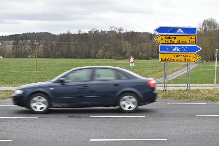 Der westliche Abschnitt der B 279 liegt zwischen den Autobahnen 66 beziehungsweise 7 und 71 und ist Teil einer kurzen Verbindung vom östlichen Rhein-Main-Gebiet nach Thüringen. Der westliche Abschnitt der B 279 liegt zwischen den Autobahnen 66 beziehungsweise 7 und 71 und ist Teil einer kurzen Verbindung vom östlichen Rhein-Main-Gebiet nach Thüringen.
