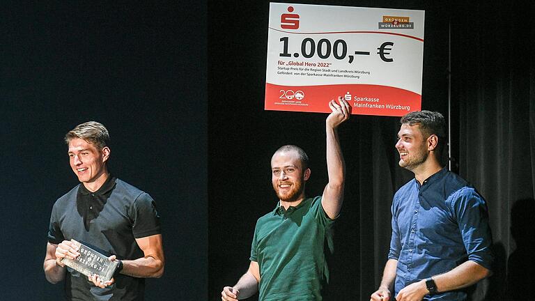 Die Initiative Gründen@Würzburg und die Wirtschaftsjunioren Würzburg haben zum siebten Mal den Würzburger Startup-Preis in den Kategorien Local und Global ausgelobt. Das Startup Fyzo, mit (von links) Johannes Brätz, Dennis Krcek und Kilian Brätz, hat den ersten Preis in Global gewonnen. Die Initiative Gründen@Würzburg und die Wirtschaftsjunioren Würzburg haben zum siebten Mal den Würzburger Startup-Preis in den Kategorien Local und Global ausgelobt. Das Startup Fyzo, mit (von links) Johannes Brätz, Dennis Krcek und Kilian Brätz, hat den ersten Preis in Global gewonnen.
