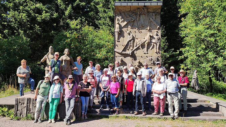 Wandergruppe beim Oberhofer Rondell. Wandergruppe beim Oberhofer Rondell.
