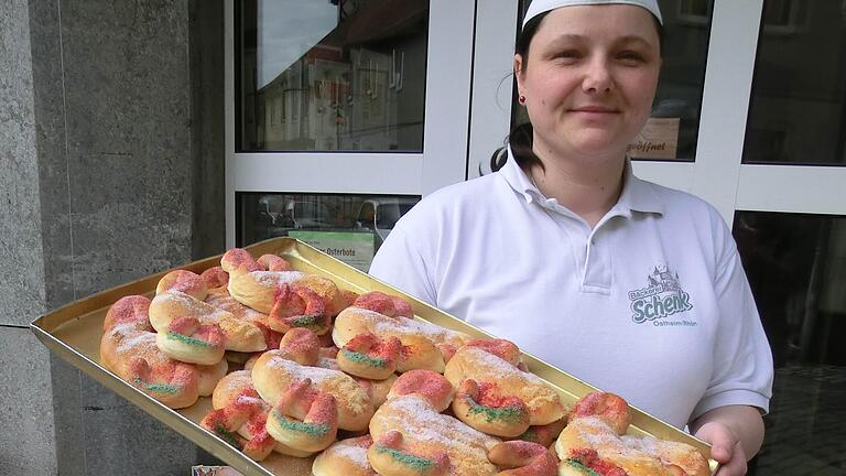 Juliane Witthauer bietet in Ostheim gebackene Osterstörche an. Juliane Witthauer bietet in Ostheim gebackene Osterstörche an. 