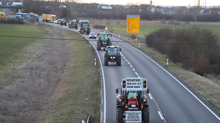 Gut 40 Landwirte, Winzer und weitere Protestteilnehmer sorgten am Montag für kilometerlangen, zähfließenden Verkehr entlang der Staatsstraße 2271 bis nach Unterspiesheim und anschließend auf der B286. Gut 40 Landwirte, Winzer und weitere Protestteilnehmer sorgten am Montag für kilometerlangen, zähfließenden Verkehr entlang der Staatsstraße 2271 bis nach Unterspiesheim und anschließend auf der B286.