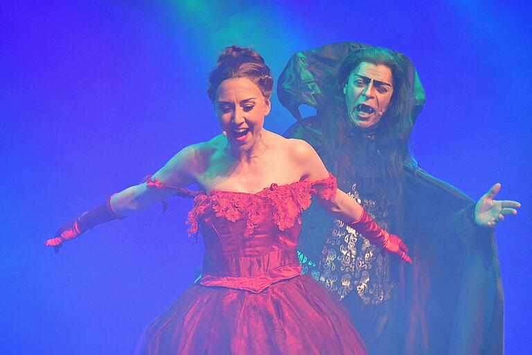 Bei Tanz der Vampire wurde es schaurig schön und es durfte auch einmal etwas Theaterblut beim finalen Biss fließen. Bei Tanz der Vampire wurde es schaurig schön und es durfte auch einmal etwas Theaterblut beim finalen Biss fließen.
