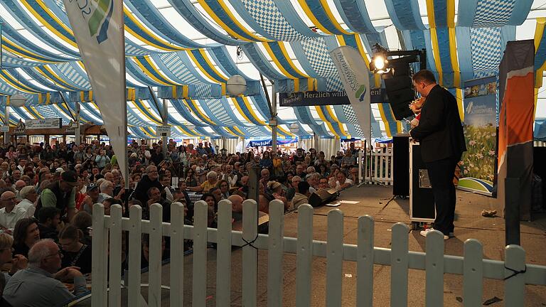 Für ein volles Festzelt war beim Comedy-Frühschoppen mit Amanda und Sebastian Reich gesorgt. Für ein volles Festzelt war beim Comedy-Frühschoppen mit Amanda und Sebastian Reich gesorgt.