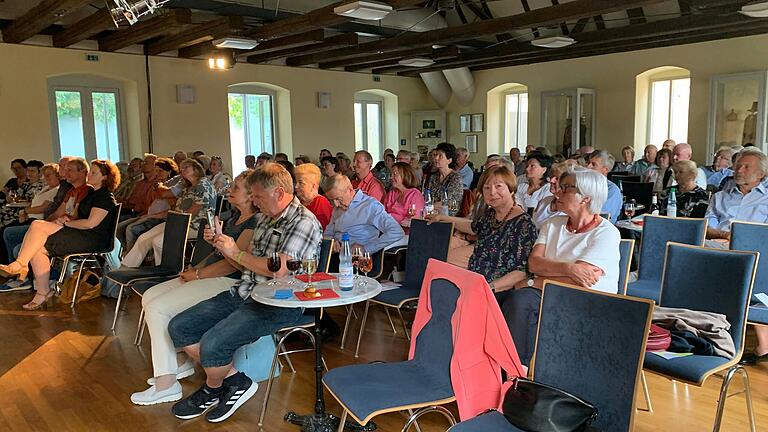 Der Saal im Rathaus Kürnach wird vor allem für Veranstaltungen der Kürnacher KulturWerkstatt genutzt. Der Saal im Rathaus Kürnach wird vor allem für Veranstaltungen der Kürnacher KulturWerkstatt genutzt.