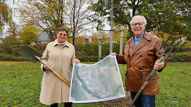 Ein großflächiges Blumenbeet und eine Blühhecke soll die Rasenfläche an der Ecke Ochsenfurter Straße - Lindelbacher Straße aufwerten. Ute Etzkorn, Sprecherin des Seniorenbeirats, und Stadtrat Edmund Haas haben 18 Stellen auf ihrem Plan, an denen sie sich am 16. November Hilfe bei der Pflanzaktion erhoffen.