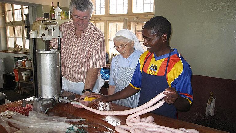 Robert Firsching half in den Klöstern beim Wurstmachen. Dieses Bild wurde bei einem Besuch in Tansania 21014 gemacht.