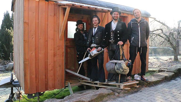 Die Wandergesellen (von links) Georg Ludwig, Lukas Tonini und Leander Wiese haben zusammen mit Zimmerermeister Dominik Brönner in Hafenlohr eine Unterkunft für Wandergesellen gebaut.
