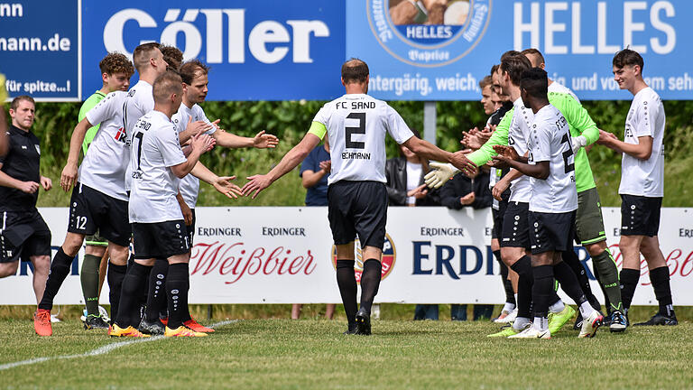 Dem Anstoß folgte prompt die Auswechslung. Für Johannes 'Joe' Bechmann war die Fußballkarriere nach 90 Spielen plus einer Minute für den FC Sand beendet. Dem Anstoß folgte prompt die Auswechslung. Für Johannes 'Joe' Bechmann war die Fußballkarriere nach 90 Spielen plus einer Minute für den FC Sand beendet.