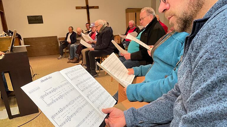 Breites Repertoire: Gesungen wird vom klassischen Volkslied bis zu Liedern von Hanne Haller, Udo Jürgens und den Toten Hosen. Breites Repertoire: Gesungen wird vom klassischen Volkslied bis zu Liedern von Hanne Haller, Udo Jürgens und den Toten Hosen.
