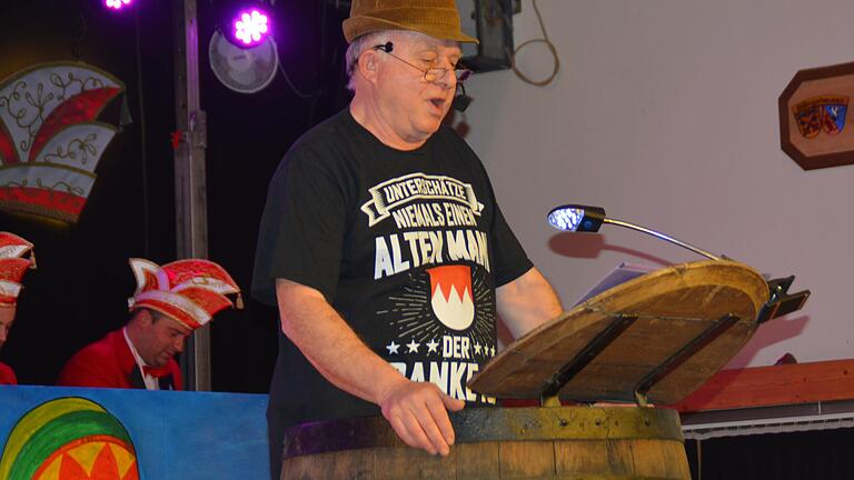Bei der Jubiläumsausgabe 'Billingshäusä in der Bütt', schwelgte Egon Hasenfuß in Erinnerungen an die erste Sitzung vor 33 Jahren. Bei der Jubiläumsausgabe 'Billingshäusä in der Bütt', schwelgte Egon Hasenfuß in Erinnerungen an die erste Sitzung vor 33 Jahren.