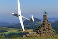 Das Fliegerdenkmal ist ein beliebtes Ausflugsziel am Westhang der Wasserkuppe. Vor 100 Jahren wurde es eingeweiht.