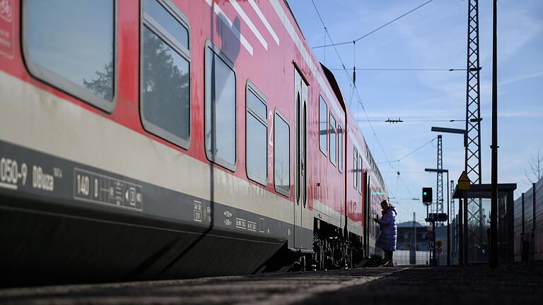 Auf der Strecke Würzburg-Treuchtlingen setzt Go-Ahead Wagenmaterial der Potsdamer Firma WFL-Logistik ein. Dabei gibt es unter anderem Probleme mit verstopften Toiletten und fehlender Barrierefreiheit. Das Bild zeigt einen Zug am Bahnhof in Winterhausen im Landkreis Würzburg. Auf der Strecke Würzburg-Treuchtlingen setzt Go-Ahead Wagenmaterial der Potsdamer Firma WFL-Logistik ein. Dabei gibt es unter anderem Probleme mit verstopften Toiletten und fehlender Barrierefreiheit. Das Bild zeigt einen Zug am Bahnhof in Winterhausen im Landkreis Würzburg. 