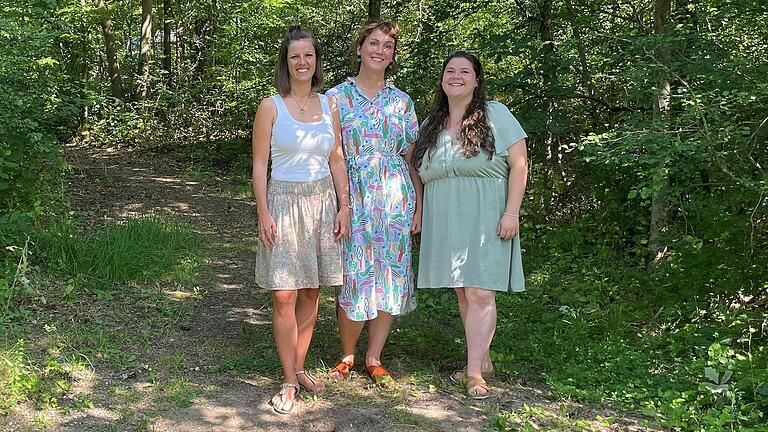 Hier, am Trimm-dich-Pfad im Ostheimer Wald, könnte der Bauwagen des neuen Ostheimer Waldkindergarten stehen, zeigen die Initiatorin (von links) Carolin Schlusche, Veronika Stock und Michelle Fischer.