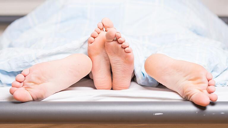 Paar im Bett - Herzkrank und Sex - geht das? Paar im Bett - Herzkrank und Sex - geht das?