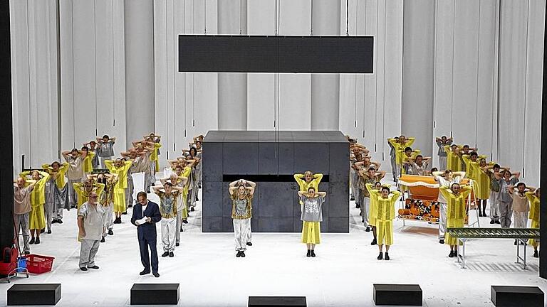 &bdquo;Fidelio&ldquo;-Premiere mit letztem Neumann-Bühnenbild       -  (lsw)   Knapp drei Monate nach dem Tod des Bühnenbildners Bert Neumann hat die Oper Stuttgart seine letzte Arbeit für ein Musiktheater in Ludwig van Beethovens Oper &bdquo;Fidelio&ldquo; präsentiert. Neumann bildete den Kerker als Handlungszentrum der Oper als grauen Kasten auf der minimalistisch ausgestatteten Bühne ab. Vor weißem Hintergrund spielt sich die Geschichte um Florestan ab, der wegen seiner Enthüllungen von Machenschaften des Gouverneurs Don Pizzaro (Michael Ebbecke) inhaftiert ist. Leonore (Rebecca von Lipinski), seine Geliebte, schleicht sich als Mann verkleidet - Fidelio - in den Knast, um Florestan (Michael König) zu befreien. Das Publikum belohnte das Gesangsteam in der Neuinszenierung von Jossi Wieler und Sergio Morabito (Regie/Dramaturgie) mit langem Applaus. Für die in einem Mix aus Anzügen, Glitzer-T-Shirts und grellen gelben Kleidern im PVC-Look angezogenen und noch teils maskierten Akteure musste Nina von Mechow (Kostüme) reichlich Buh-Rufe hinnehmen. Intendant Morabito nahm sie bei der Premiere am Sonntagabend tröstend in den Arm. Die moderne Ausstattung erinnert an den Ende Juli überraschend im Alter von 54 Jahren gestorbenen Künstler Neumann, dessen Theaterarbeiten als stilprägend gelten. Die Oper hat zum Programm auch ein Heft mit seinen Skizzen herausgegeben. Besonderes Erlebnis in dieser Oper: Durch Dutzende Mikrofone über der Bühne kommen Zuhörer zu einem hautnahen Klangerlebnis der einzelnen Stimmen und Geräusche. Uraufführung der Oper mit viel gesprochenen Dialogen war vor mehr als 200 Jahren - 1805 in Wien.