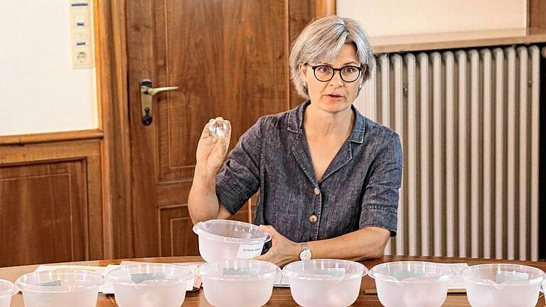 Keine Auslosung für die nächste Fußball-WM: Bei der Bauplatz-Verlosung im Rathaus war Notarin Christina Wolf Glücksfee und Rechtsaufsicht zugleich. Keine Auslosung für die nächste Fußball-WM: Bei der Bauplatz-Verlosung im Rathaus war Notarin Christina Wolf Glücksfee und Rechtsaufsicht zugleich.