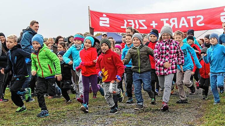 Der TSV Aidhausen führte zum zweiten Mal zur Kirchweih den Ottmar-Schneider-Gedächtnislauf durch. Die Startgebühr kam der Stiftung „KinderHerz“ zugute. Der TSV Aidhausen führte zum zweiten Mal zur Kirchweih den Ottmar-Schneider-Gedächtnislauf durch. Die Startgebühr kam der Stiftung „KinderHerz“ zugute.