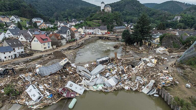Die Sturmflut im Ahrtal 2021: Meterhoch türmten sich Wohnwagen, Gastanks, Bäume und Schrott an einer Brücke über der Ahr (Luftaufnahme mit einer Drohne). Die Sturmflut im Ahrtal 2021: Meterhoch türmten sich Wohnwagen, Gastanks, Bäume und Schrott an einer Brücke über der Ahr (Luftaufnahme mit einer Drohne). 