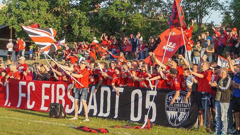 Die Fans des FC Eibstadt (Archivbild) feierten im letzten Jahr mit ihrer Mannschaft den Aufstieg nach dem 1:0-Erfolg in der Relegation gegen den FC Reichenbach. Die Fans des FC Eibstadt (Archivbild) feierten im letzten Jahr mit ihrer Mannschaft den Aufstieg nach dem 1:0-Erfolg in der Relegation gegen den FC Reichenbach.