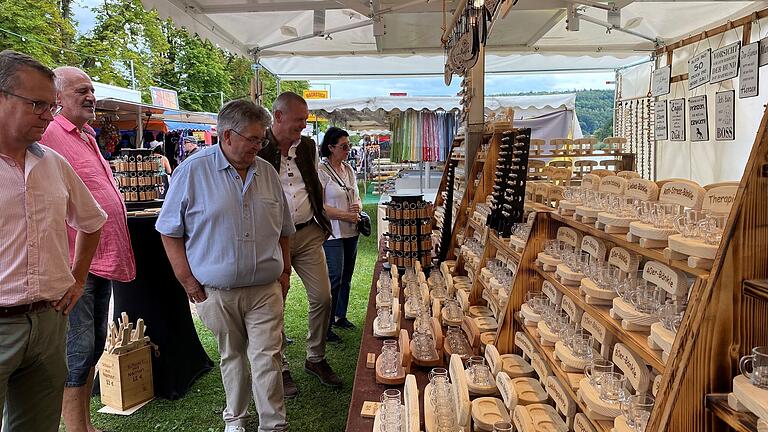 Neu auf der Laurenzi-Messe ist ein Stand mit 'Schnapsbänkle'. Christian Menig (von links), Burkhard Wagner, Wolfgang Hörnig, Bürgermeister Thomas Stamm und Renate Schneider beratschlagten, welches wohl das richtige für den Stadtrat wäre. Neu auf der Laurenzi-Messe ist ein Stand mit 'Schnapsbänkle'. Christian Menig (von links), Burkhard Wagner, Wolfgang Hörnig, Bürgermeister Thomas Stamm und Renate Schneider beratschlagten, welches wohl das richtige für den Stadtrat wäre.