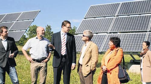 Beeindruckt: US-Generalkonsul Conrad Tribble vom Generalkonsulat München informierte sich in Unterfranken über die Möglichkeiten der Nutzung erneuerbarer Energien. Vorzeigeobjekt für Solarenergie war der Solarpark Gut Erlasee. Im Bild (von links): der Leiter des Unternehmensmarketings der S.A.G. Solarstrom AG aus Freiburg, Bernd Feyka, MdB Hans-Josef Fell, Dr. Emanuel von Elsner von S.A.G., US-Generalkonsul Conrad Tribble, MdL Simone Tolle und Arnsteins Bürgermeisterin Linda Plappert-Metz. Beeindruckt: US-Generalkonsul Conrad Tribble vom Generalkonsulat München informierte sich in Unterfranken über die Möglichkeiten der Nutzung erneuerbarer Energien. Vorzeigeobjekt für Solarenergie war der Solarpark Gut Erlasee. Im Bild (von links): der Leiter des Unternehmensmarketings der S.A.G. Solarstrom AG aus Freiburg, Bernd Feyka, MdB Hans-Josef Fell, Dr. Emanuel von Elsner von S.A.G., US-Generalkonsul Conrad Tribble, MdL Simone Tolle und Arnsteins Bürgermeisterin Linda Plappert-Metz.
