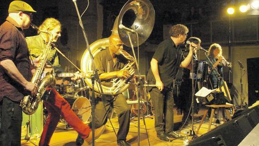 Auftakt-Knaller: Beim Auftritt von Hazmat Modine rockte die Pfarrkirche St. Nikolai. Auftakt-Knaller: Beim Auftritt von Hazmat Modine rockte die Pfarrkirche St. Nikolai.