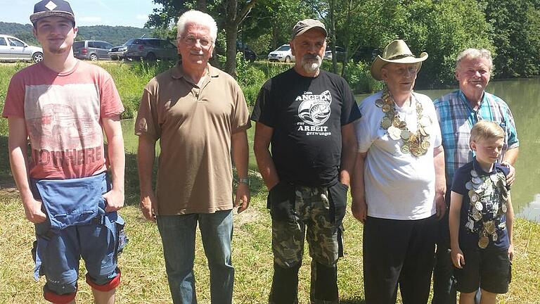 Die Sportanglervereinigung Mainschleife ermittelte in Handthal ihre diesjährigen Könige. Von links: der Jugend-Zweite Jan Scheckenbach (Krautheim), die punktgleichen Zweitplatzierten Klaus Braun (Rimbach) und Mehmed Sinanovic (Zeilitzheim), Anglerkönig Erich Heinrich (Volkach), Vorsitzender Norbert Dressler und Jugendanglerkönig Nico Dippert aus Krautheim. Die Sportanglervereinigung Mainschleife ermittelte in Handthal ihre diesjährigen Könige. Von links: der Jugend-Zweite Jan Scheckenbach (Krautheim), die punktgleichen Zweitplatzierten Klaus Braun (Rimbach) und Mehmed Sinanovic (Zeilitzheim), Anglerkönig Erich Heinrich (Volkach), Vorsitzender Norbert Dressler und Jugendanglerkönig Nico Dippert aus Krautheim.