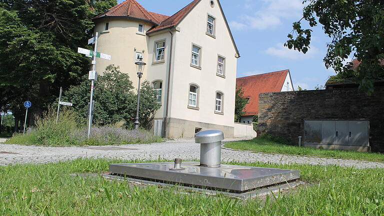 Von außen sieht es unscheinbar aus: Unter diesem Metalldeckel neben der Viehwaage am Ende der Entengasse verbirgt sich eines der großen Regenrückhaltebecken der Stadt Gerolzhofen. Von außen sieht es unscheinbar aus: Unter diesem Metalldeckel neben der Viehwaage am Ende der Entengasse verbirgt sich eines der großen Regenrückhaltebecken der Stadt Gerolzhofen.
