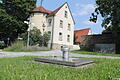 Von außen sieht es unscheinbar aus: Unter diesem Metalldeckel neben der Viehwaage am Ende der Entengasse verbirgt sich eines der großen Regenrückhaltebecken der Stadt Gerolzhofen.