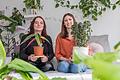 Die Würzburger Studentinnen Theresa Wild und Steffi Sperling nehmen sich in ihrer 'Pflanzen-WG' kranken Pflanzen an, päppeln sie auf und vermitteln sie dann weiter.
