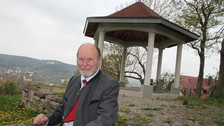 Karl Beudert vor seinem Verlobungstempel. - Karl Beudert vor seinem Verlobungstempel. Karl Beudert vor seinem Verlobungstempel. - Karl Beudert vor seinem Verlobungstempel.