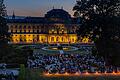 Mehrere Tausend Menschen lauschen während der Kleinen Nachtmusik im Hofgarten der Würzburger Residenz den Klängen des Philharmonischen Orchesters Würzburg. Das Mozartfest zählt zu den Höhepunkten im Veranstaltungsjahr der Stadt.