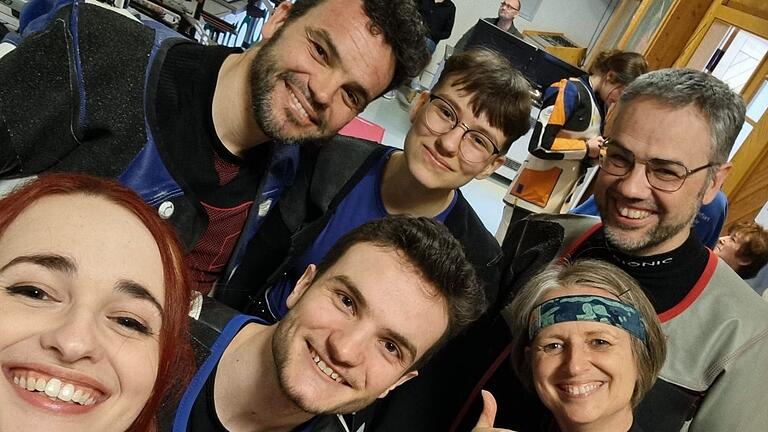 Sie schossen beim letzten Wettkampf der Saison für den SV Lauertal Burglauer in der Luftgewehr-Unterfrankenliga und danach ein Familienfoto (hinten von links): Thorsten Back, Anna-Lena Back, Bernd Back sowie (vorne von links) Antonia Back (nicht Teil der Mannschaft), Fabian Back und Ute Back.