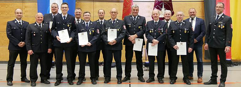 Staatliche Ehrungen für 40 und 25 Jahre aktiven Dienst bei der Freiwilligen Feuerwehr Bergtheim bekamen (von links): Kreisbrandmeister Sven Hoveling, Kreisbrandinspektor Markus Fleder, Sascha Siemann, Frank Frosch, Kreisbrandrat Michael Reitzenstein, Stefan Karch, Feuerwehrvereinsvorsitzender Roland Keller, Eberhard Kuhn, Otmar Göbel, Wolfgang Nuß, Bürgermeister Konrad Schlier, Armin Friederich, Landrat Thomas Eberth und Kommandant Markus Oestreicher. Es fehlt Christian Bauer. Staatliche Ehrungen für 40 und 25 Jahre aktiven Dienst bei der Freiwilligen Feuerwehr Bergtheim bekamen (von links): Kreisbrandmeister Sven Hoveling, Kreisbrandinspektor Markus Fleder, Sascha Siemann, Frank Frosch, Kreisbrandrat Michael Reitzenstein, Stefan Karch, Feuerwehrvereinsvorsitzender Roland Keller, Eberhard Kuhn, Otmar Göbel, Wolfgang Nuß, Bürgermeister Konrad Schlier, Armin Friederich, Landrat Thomas Eberth und Kommandant Markus Oestreicher. Es fehlt Christian Bauer.